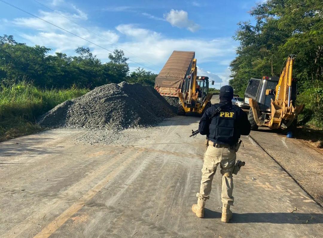 Após ser parcialmente liberada, BR-364 é fechada novamente para conclusão de elevação em trecho alagado